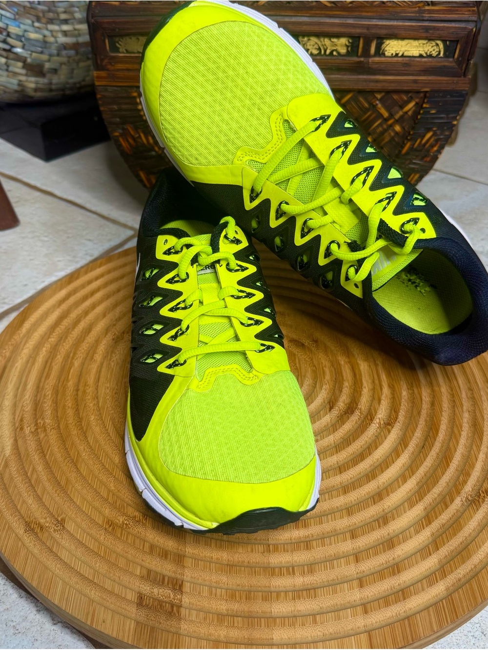 NIKE Air Zoom Vomero 9 Neon Green Running Shoes Men's Size 9 Comfort Sneakers